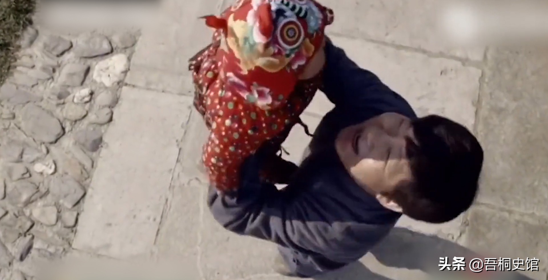 50岁老汉捡弃婴女儿身价过亿,1997年河南老头捡到弃婴