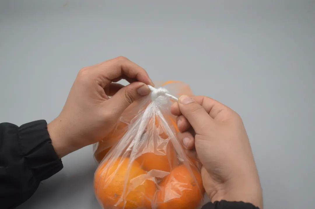 使用塑料袋双面胶笔做书包小挂件,塑料袋双面胶