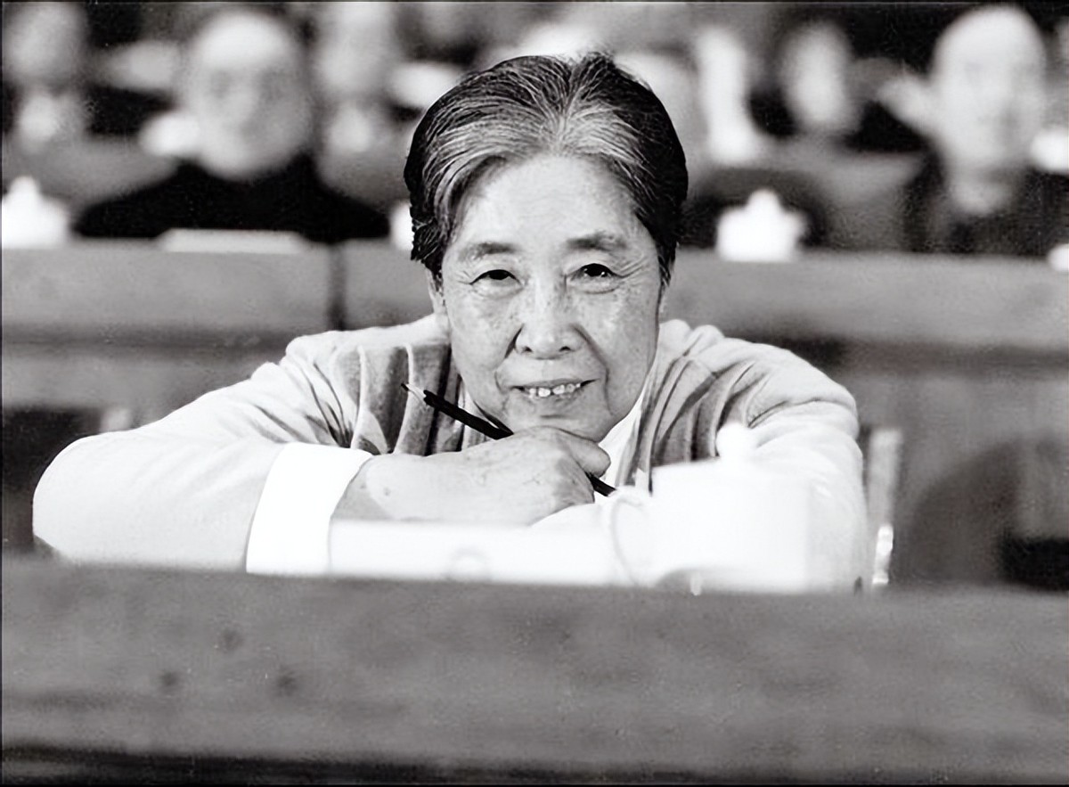 饰演伟人*少奇刘**的演员：王光美把*少奇刘**同志穿过的衣服送给了他