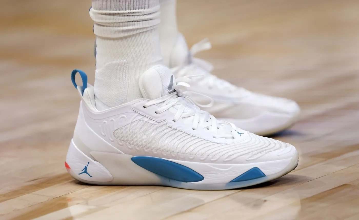 东契奇二代和锡安二代哪个好,东契奇两个版本球鞋