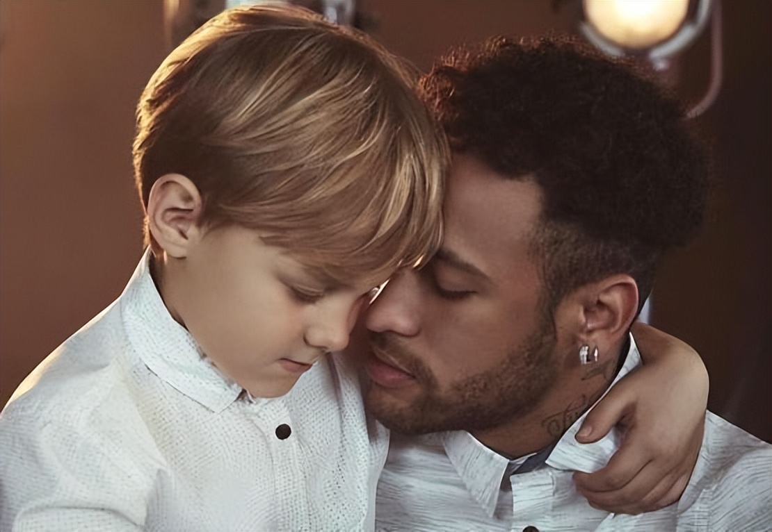 足坛“风流大师”，17岁当爹，30岁已换20个女友，如今女友又怀孕