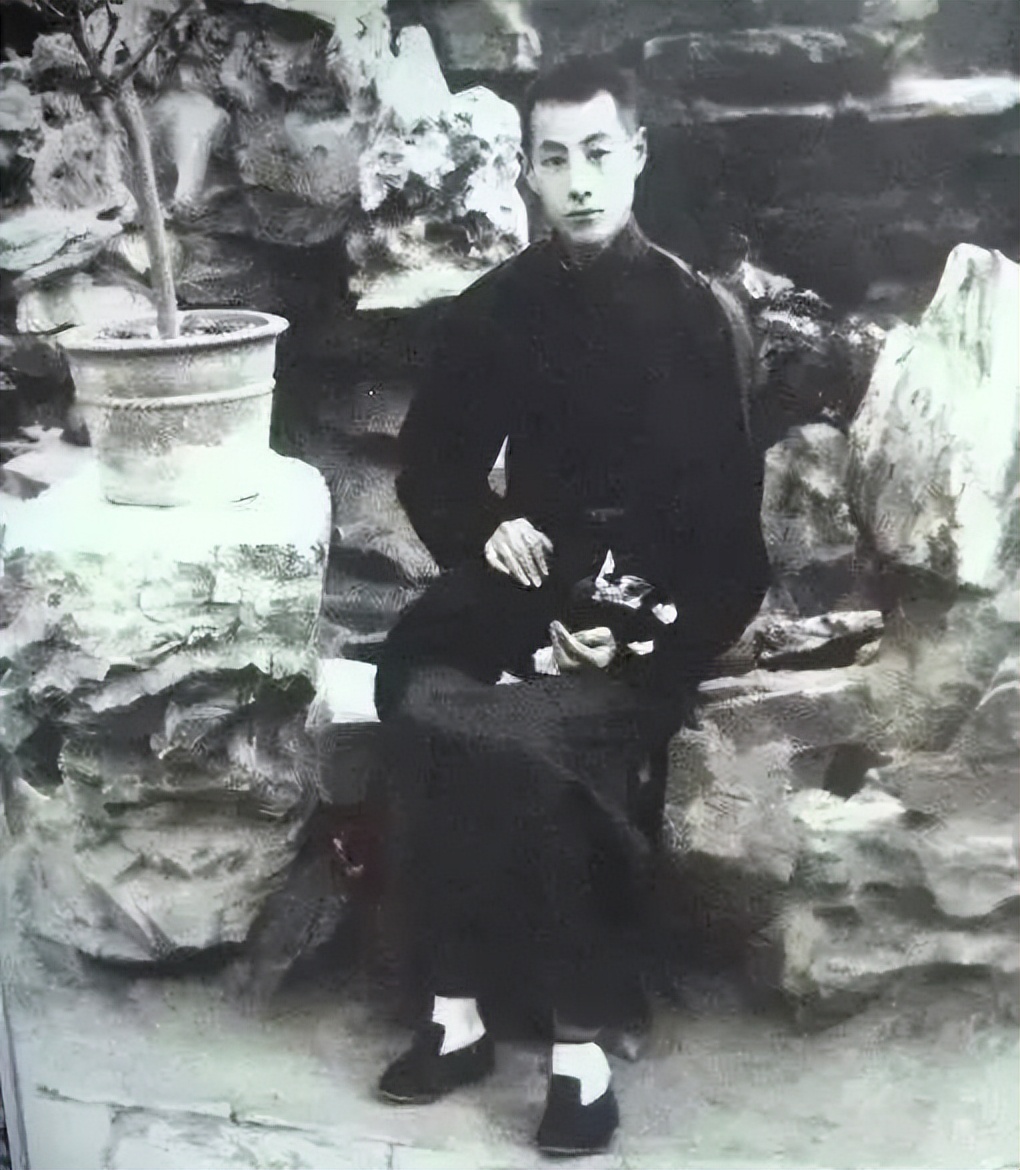 72年张伯驹给陈毅写了一幅挽联，毛主席看到后：尽快给他安排工作