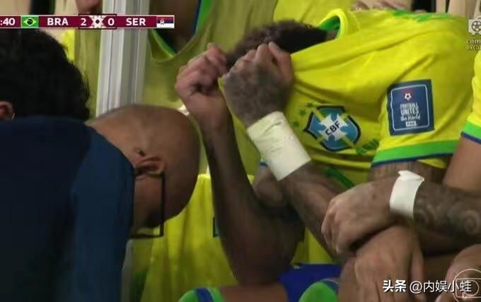 内马尔被换下流泪,可怜的内马尔一场球被拽倒十次