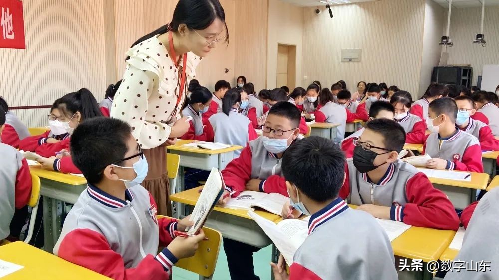 青岛君峰路中学携手莱西市济南路中学开展同课异构活动