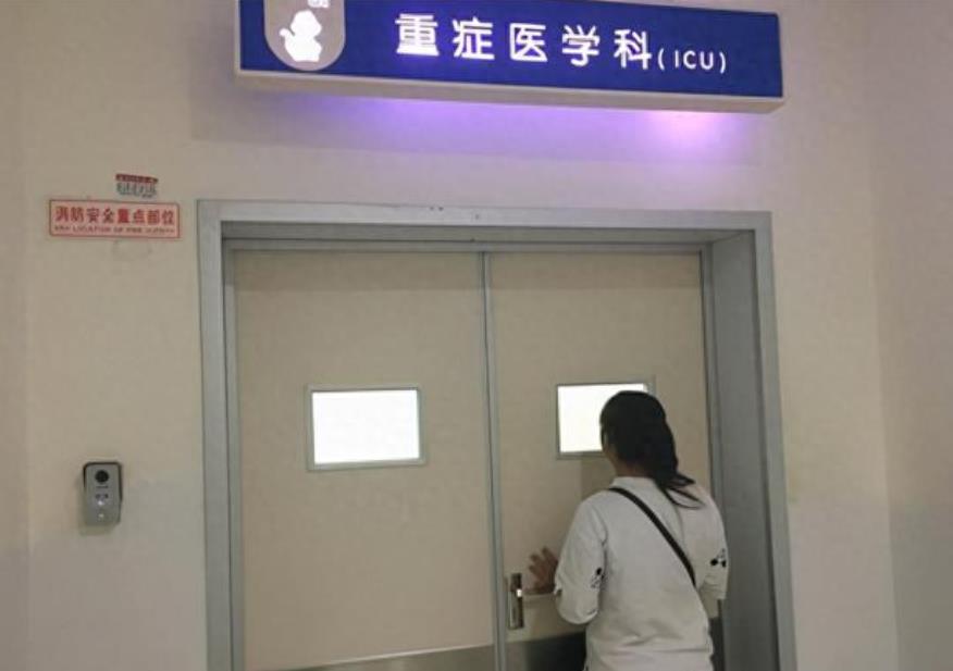 临终老人被强行抢救,癌症晚期昏迷插胃管