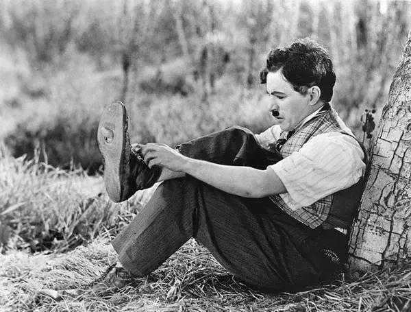 喜剧大师卓别林成名故事,喜剧大师卓别林无厘头