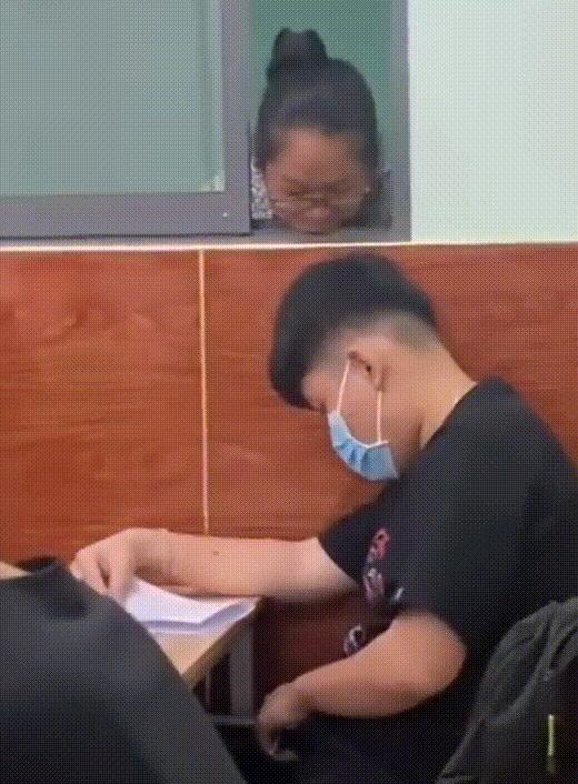 今天在老婆包里发现的,她说是治牙疼的,我觉得不像啊。