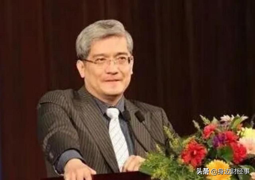 与空姐相识三年，让其背负900万债务，*咸平郎**坠落之路是怎样的