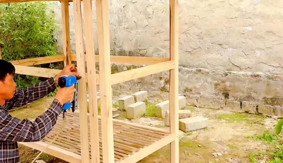 小哥把竹子编织成长方形鸡笼,小哥建造鸡舍