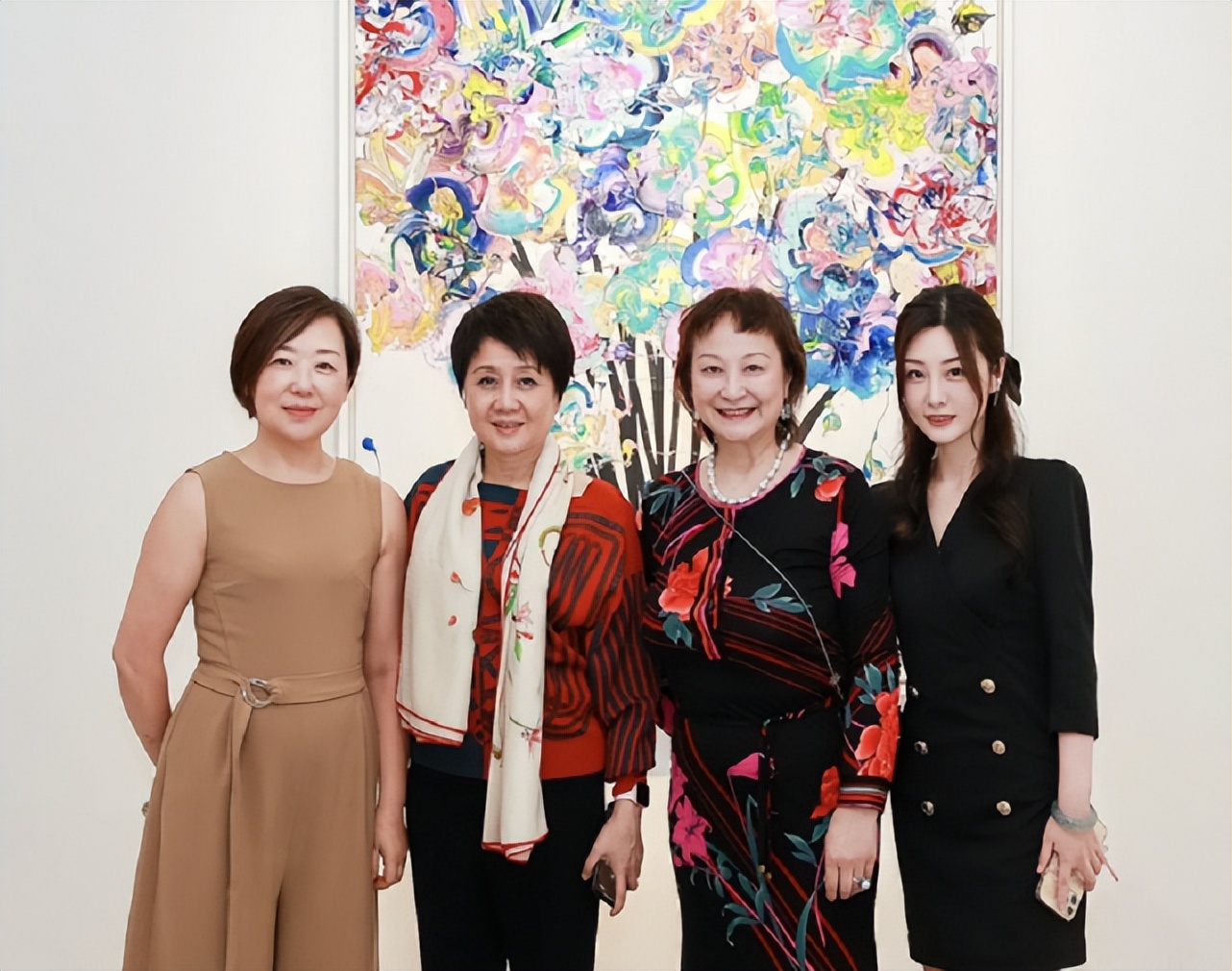 奚梦瑶晒与老公何猷君合照照片,奚梦瑶与何猷君出席家族活动