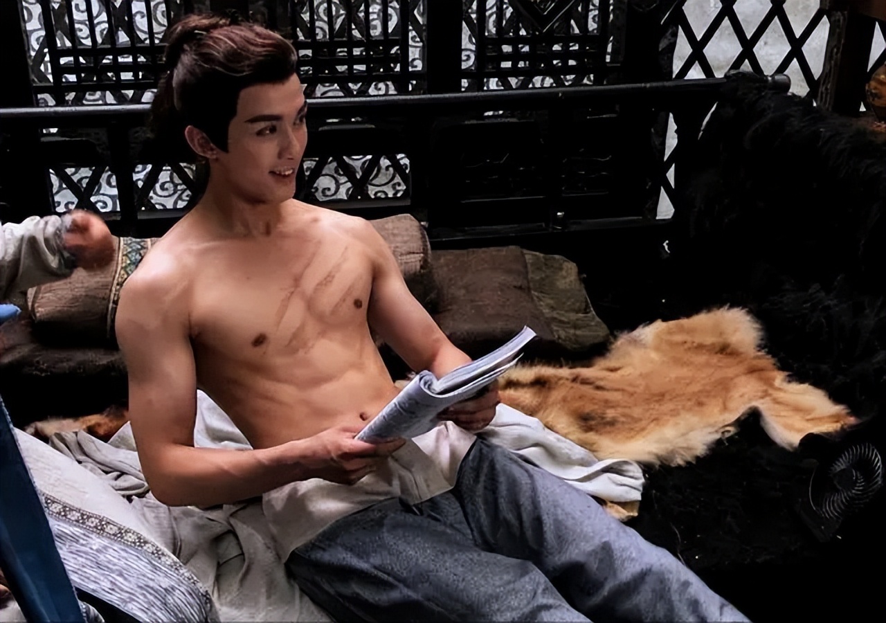 假胸、假屁股、假腹肌、假肩膀，这些明星身上还有什么是真的？