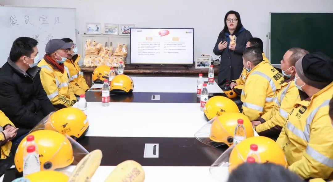 和外卖员沟通很尴尬,当外卖员遇到朋友