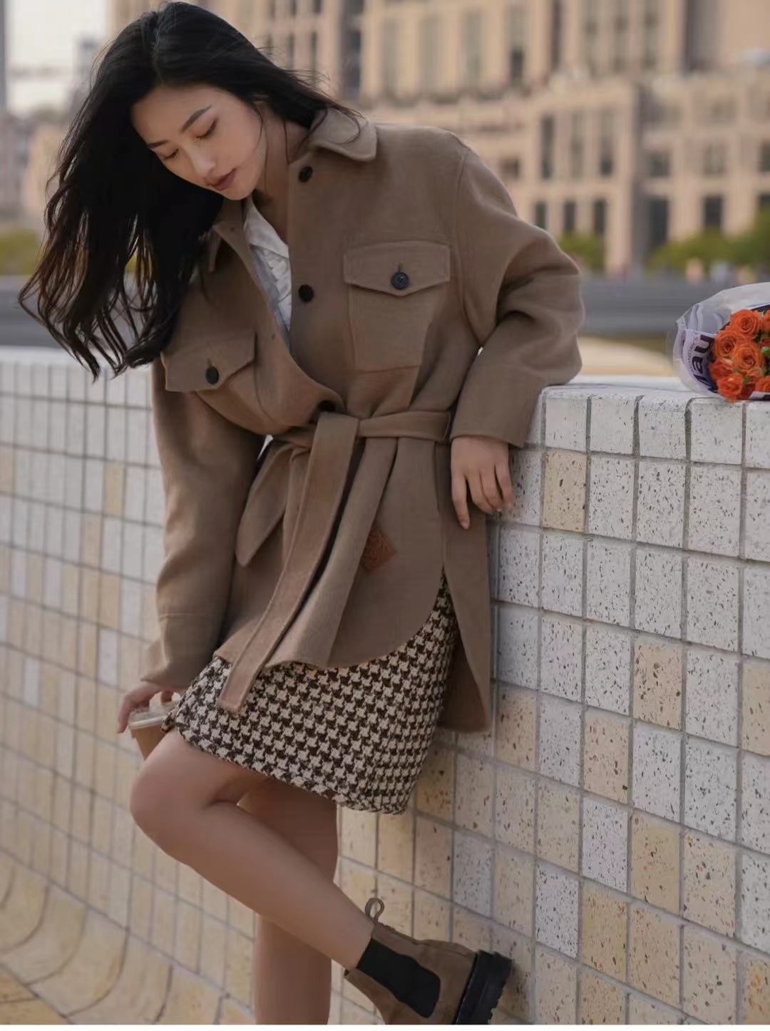 千鸟格半身裙秋冬款a字版30岁,黑白千鸟格半身裙配原绒色毛衫