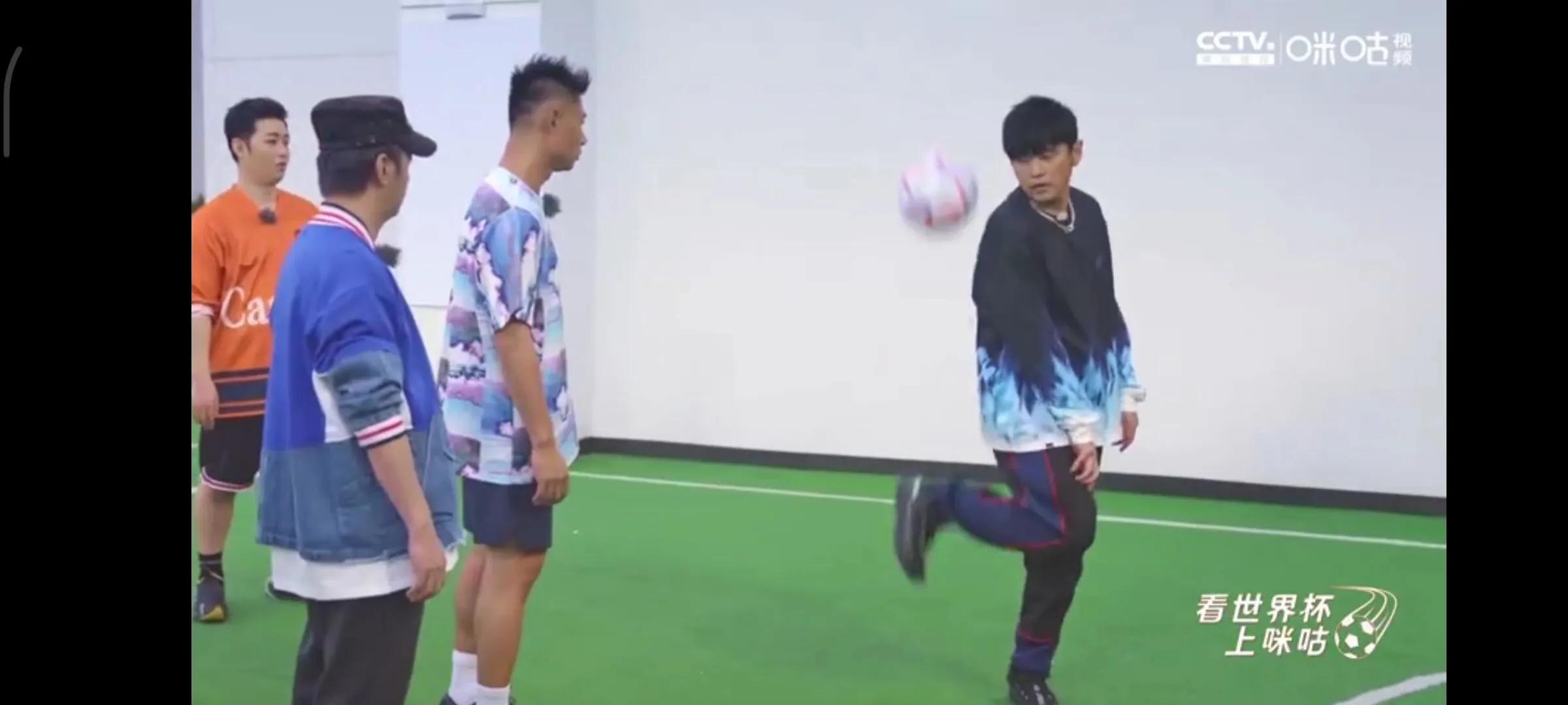 周杰伦足球事件,周杰伦用手玩足球被罚红牌了吗