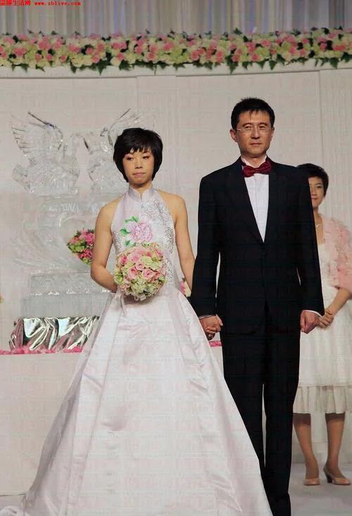 她是世界女乒第一人，大20岁老公与袁立同居12年，转身把她宠上天