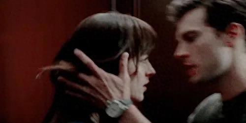 热吻激情指南：亲吻必备姿势大揭秘！