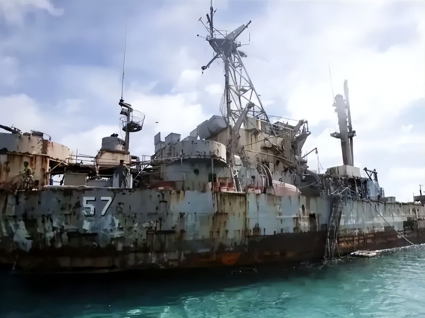 中菲南海舰船对峙情况,美两架军机出现在中国南海海域