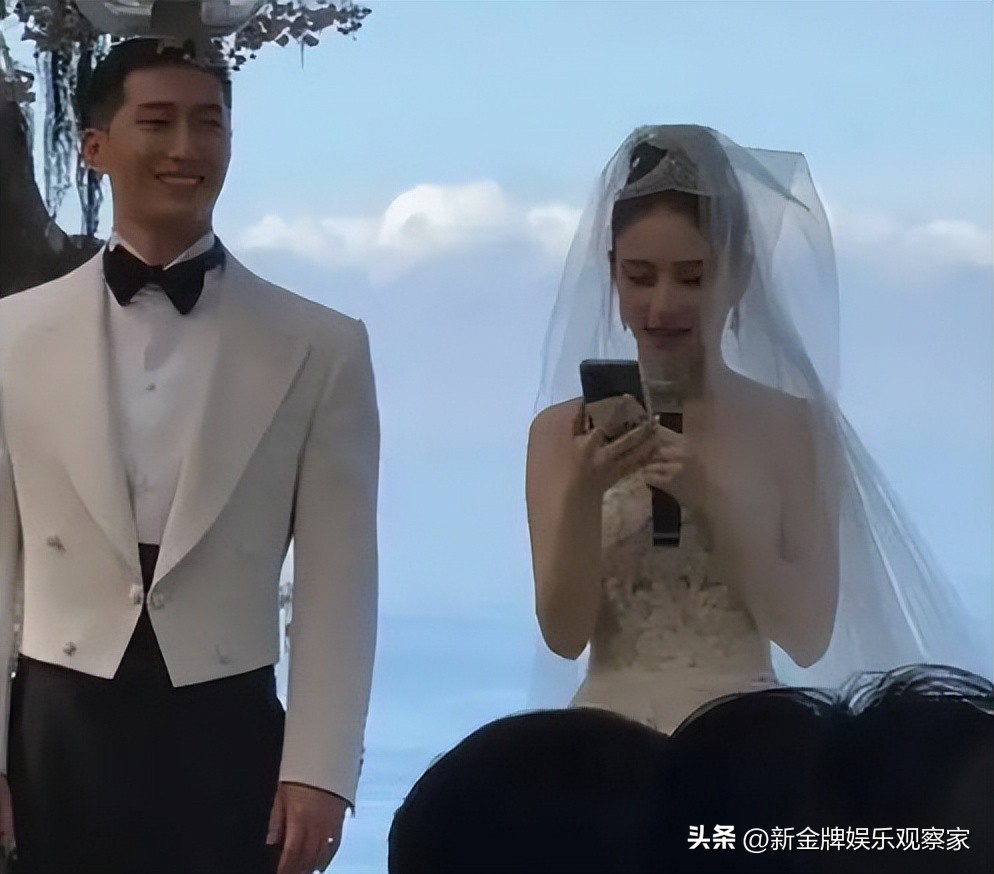 何超莲窦骁足球队,何超莲大婚背后花朵衣服