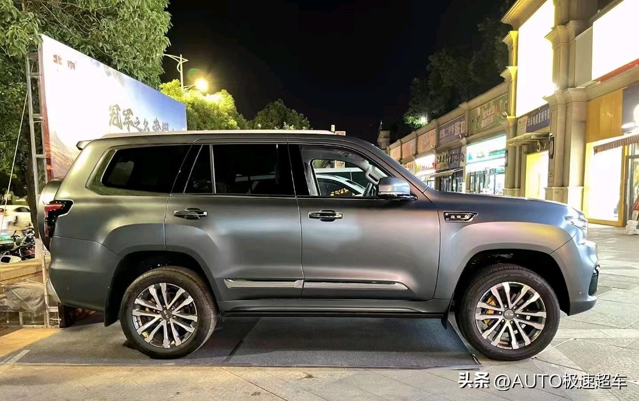 北汽“终于赢了”,BJ60越野车销量飙升,造型大气,竞争坦克400