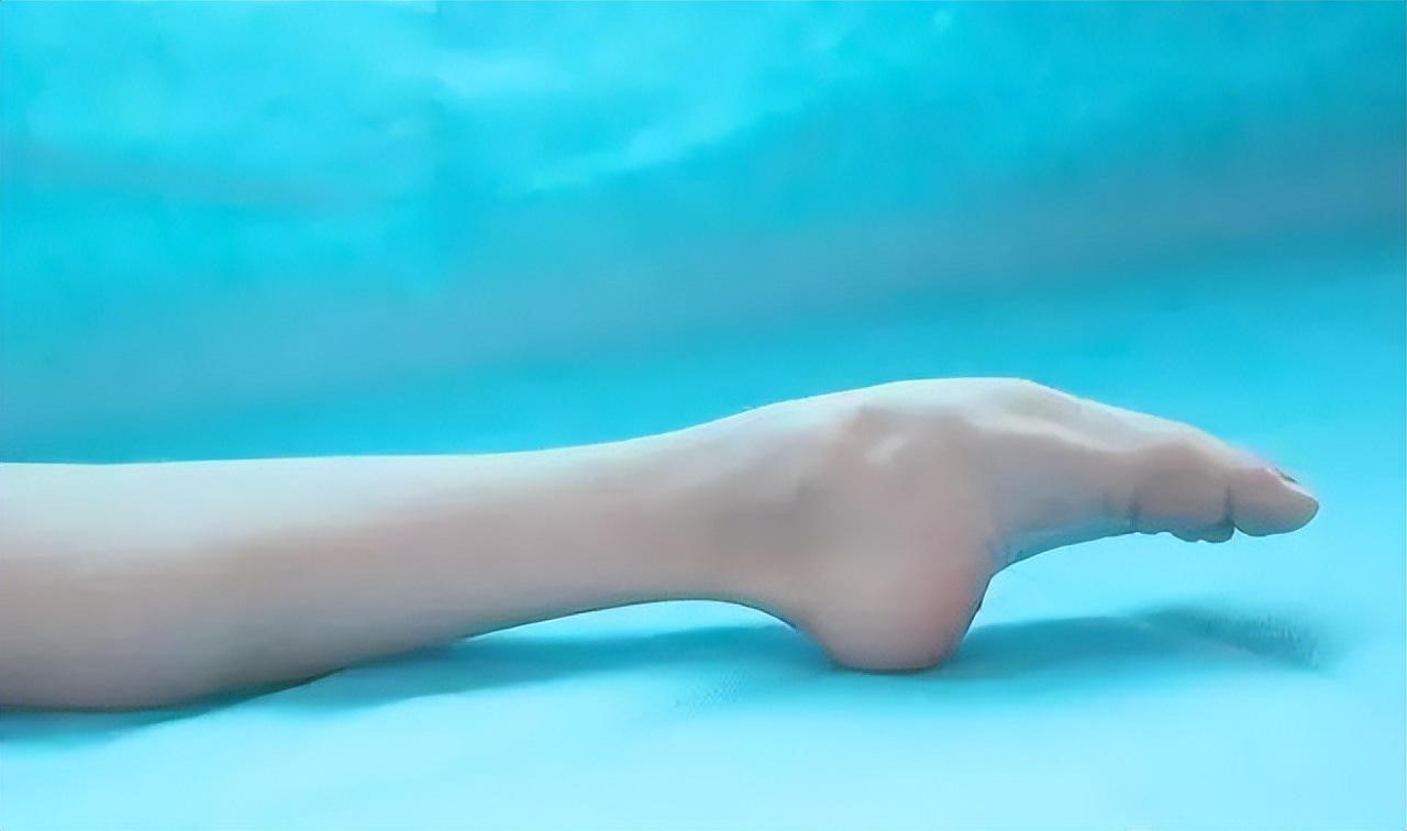 每天晚上坚持勾脚、绷脚,按一按,预防血液粘稠、缓解关节不适