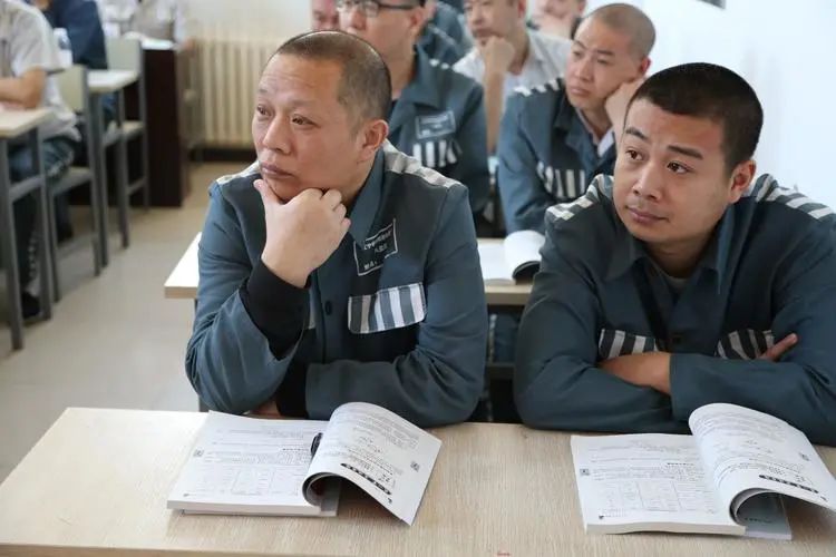 监狱里的狱警会很严厉吗,监狱里看上去凶恶的人其实很温柔