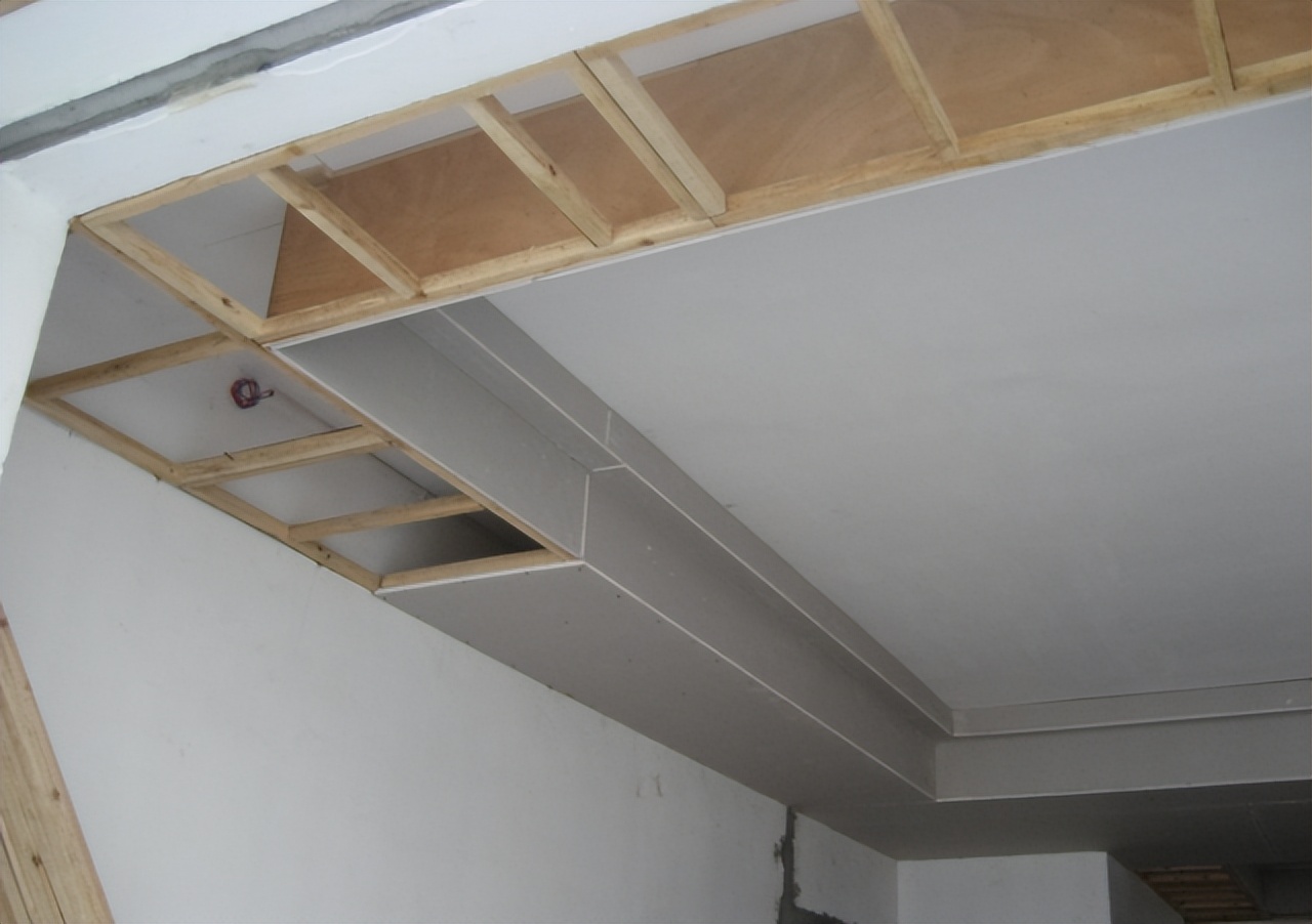 轻钢龙骨吊顶与木龙骨吊顶贵多少,装潢吊顶用木龙骨好还是轻钢龙骨