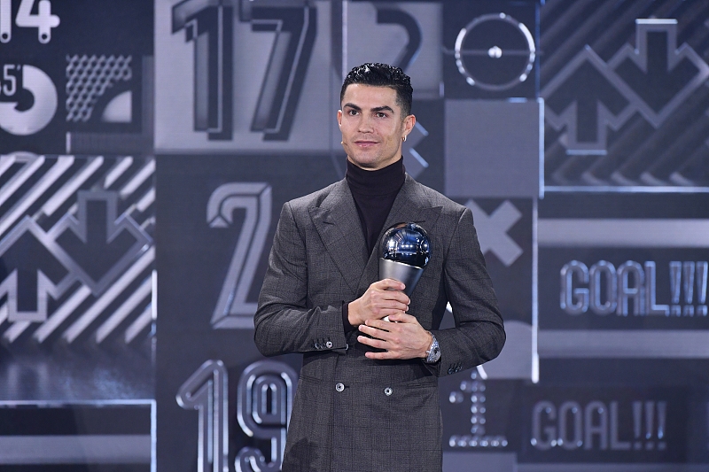 乔治娜和c罗的甜蜜瞬间,乔治娜陪同c罗前往领奖