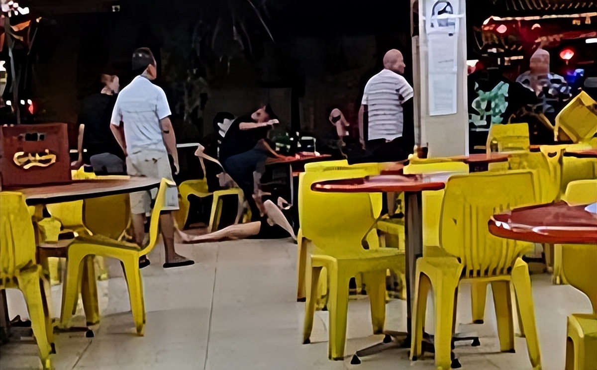 新加坡啤酒女打架,女子在新加坡被暴打