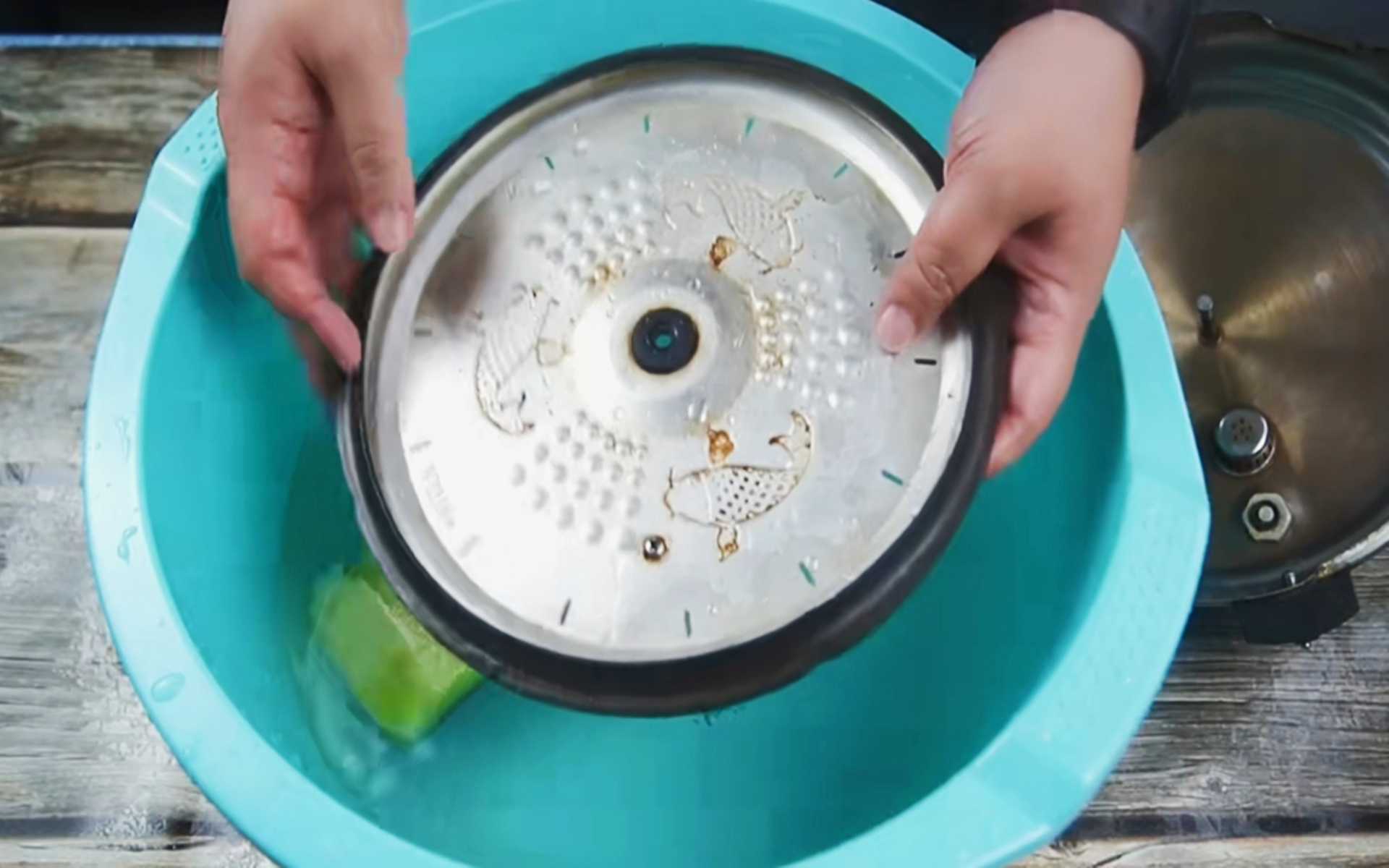 电饭煲脏了怎么才能快速的变干净,电饭煲清洗方法和技巧大全