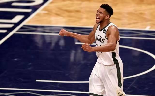 字母恶意肘击再现伤人动作,恶意犯规挥肘提膝伸腿