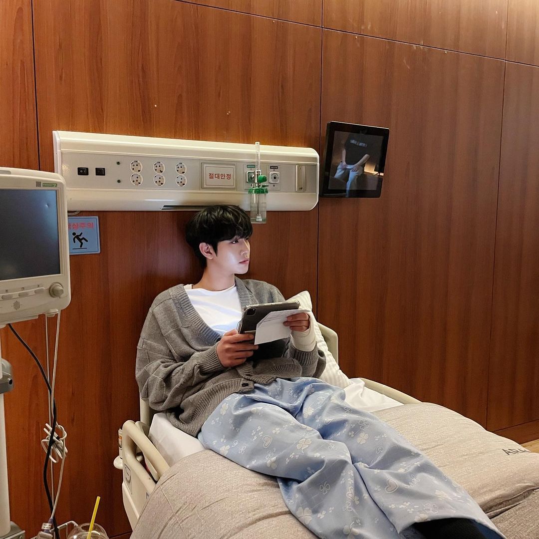 安孝燮黑打底穿搭,安孝燮社内穿搭