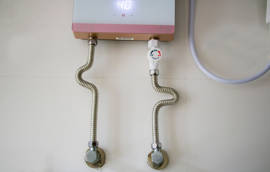 即热式电热水器的用电2.5平可以吗,海尔即热式电热水器55c1和55a1