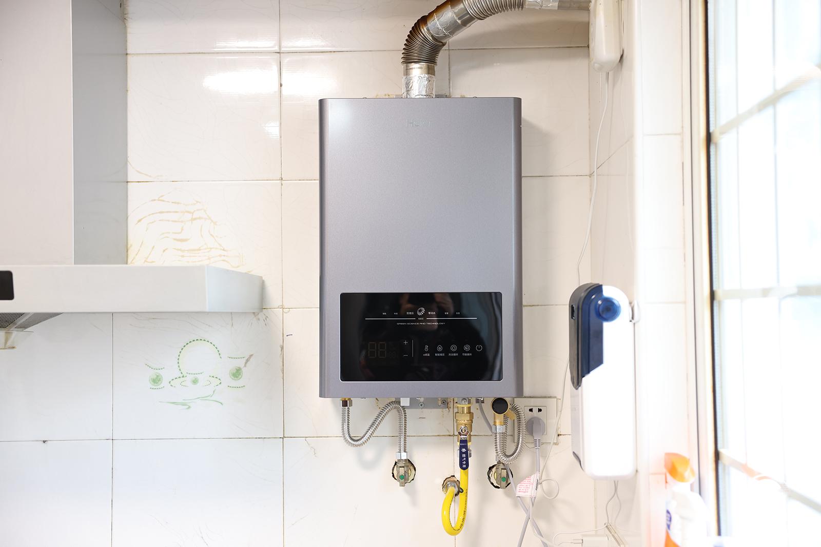 风能热水器与太阳能热水器哪个好,太阳能热水器电热水器燃气热水器