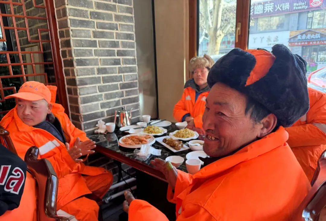 冬至饺子宴情暖环卫工,环卫工免费吃饺子馆