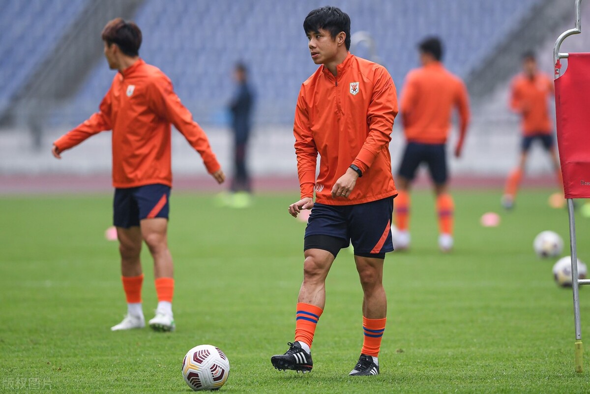 蒿俊闵踢球之路,低调勤勉的蒿俊闵