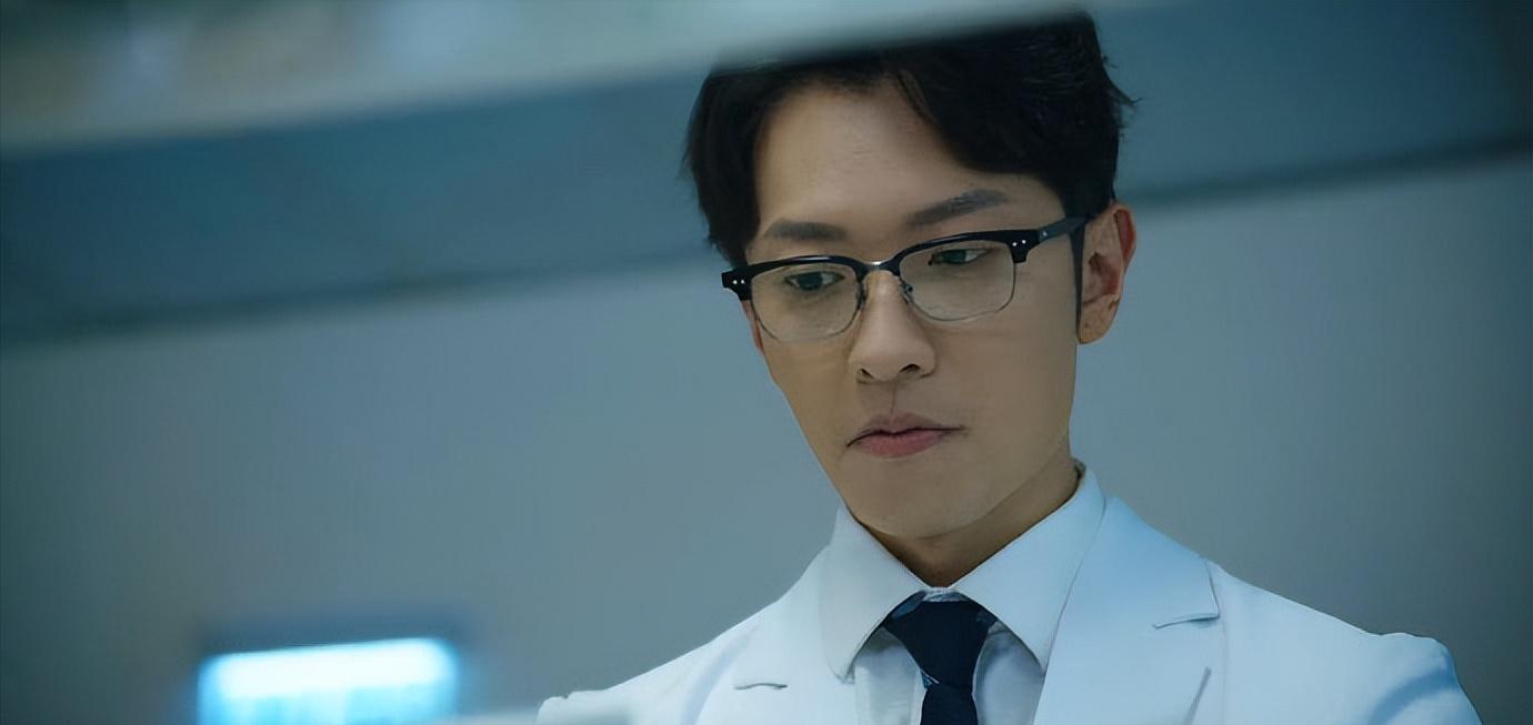 认不出？首届港男冠军回巢无线演技*跃进大**，被封新一代冻龄男神