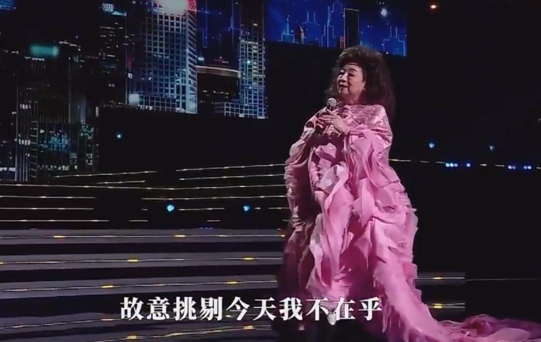 徐小凤怼人场面,周润发致敬徐小凤图文