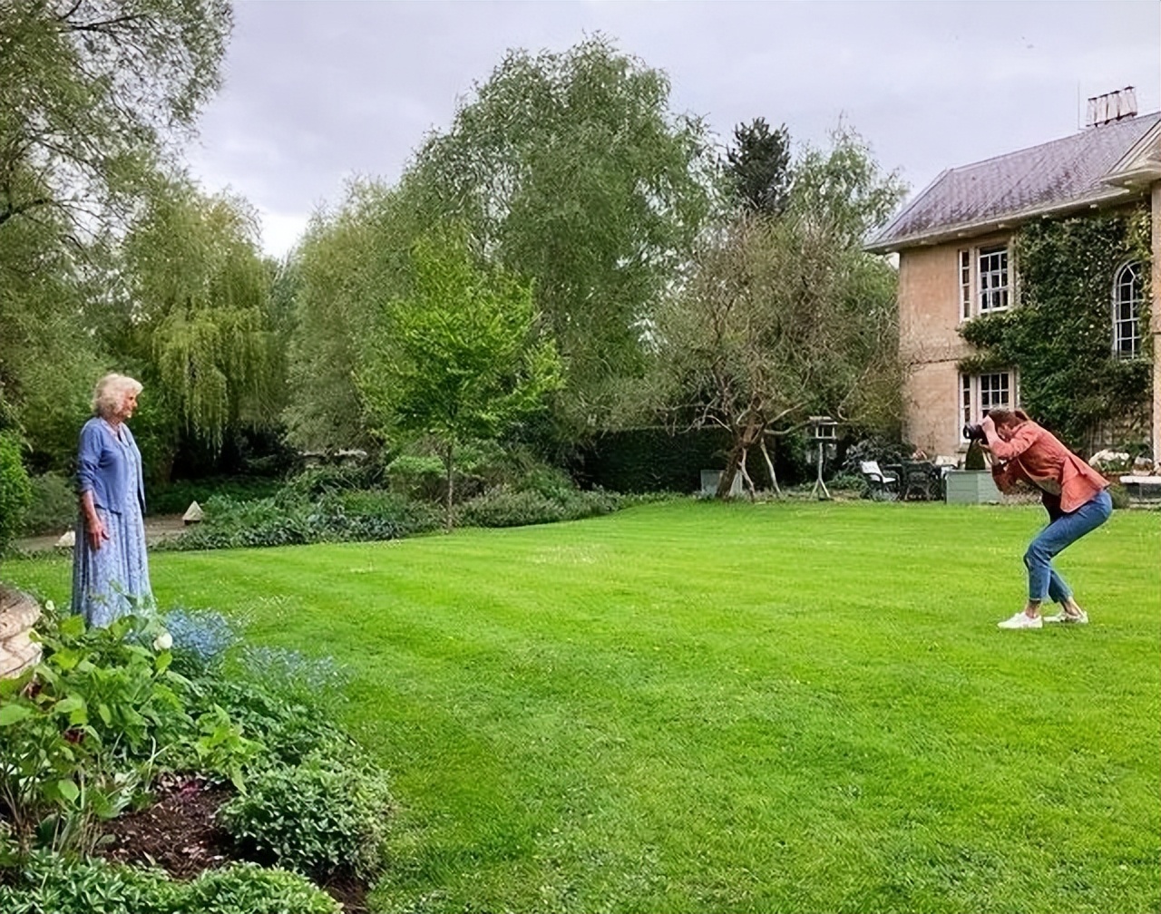 卡米拉气质逆袭不输戴安娜,卡米拉微笑回应凯特