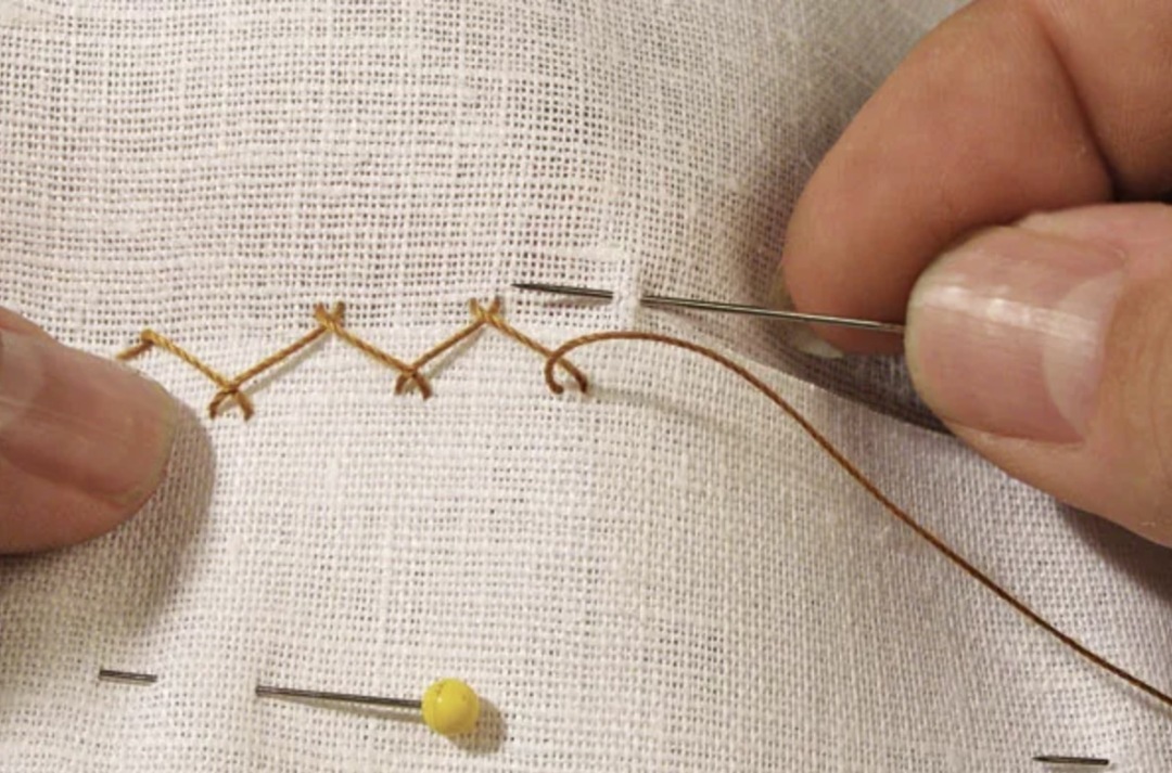 牛皮纸包书、电视不灵就猛拍，这些“中年人绝活”，你会几个？