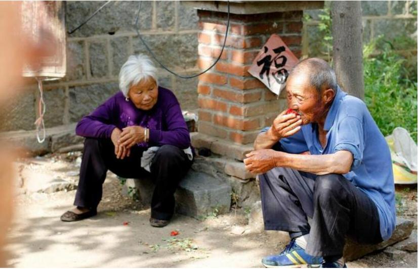 老人是否要做孩子们的免费保姆,老人做免费保姆带孙子的心酸