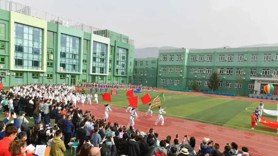 两千学生霸气登场的中杉金杉树体育节！泰酷辣！