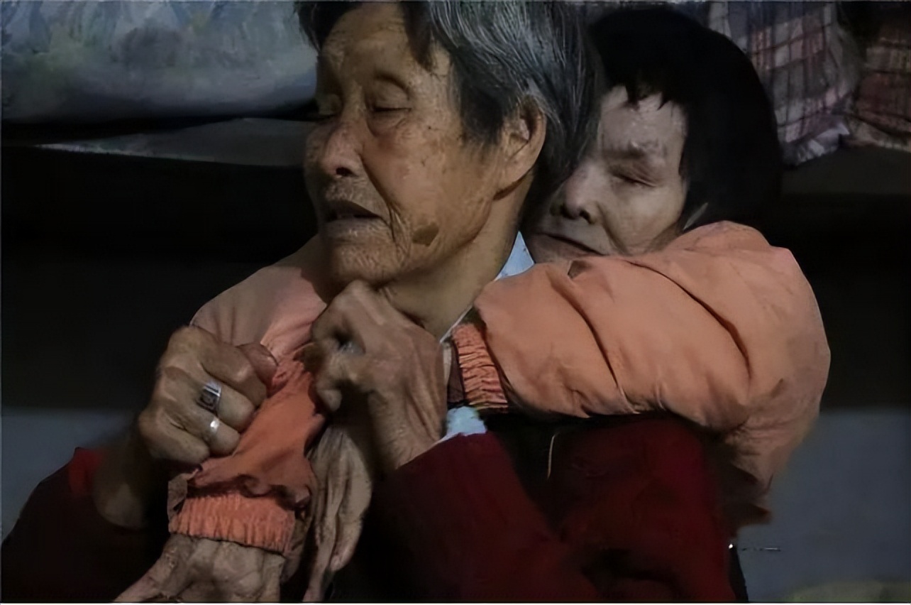 成都口袋婆婆：拾荒20年，养活两个病患，三代人，直言：死不成