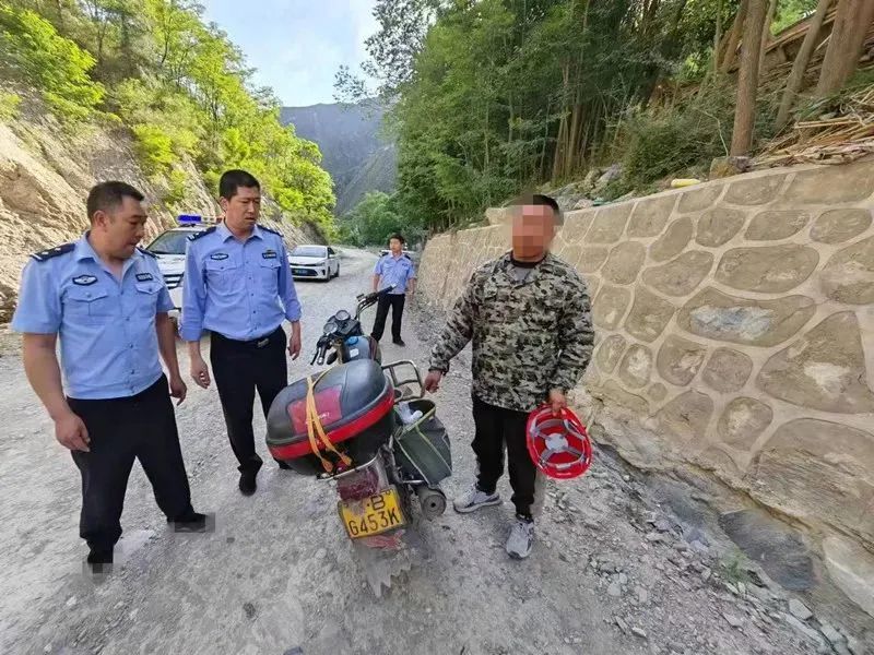 徽县公安交警开展“电影下乡”交通安全宣讲活动【三分钟警事速览】