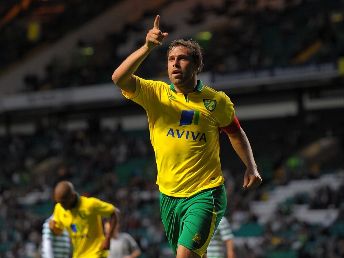 业余联赛的废柴中锋，30岁才完成英超首秀，退役后成为职业摔角手