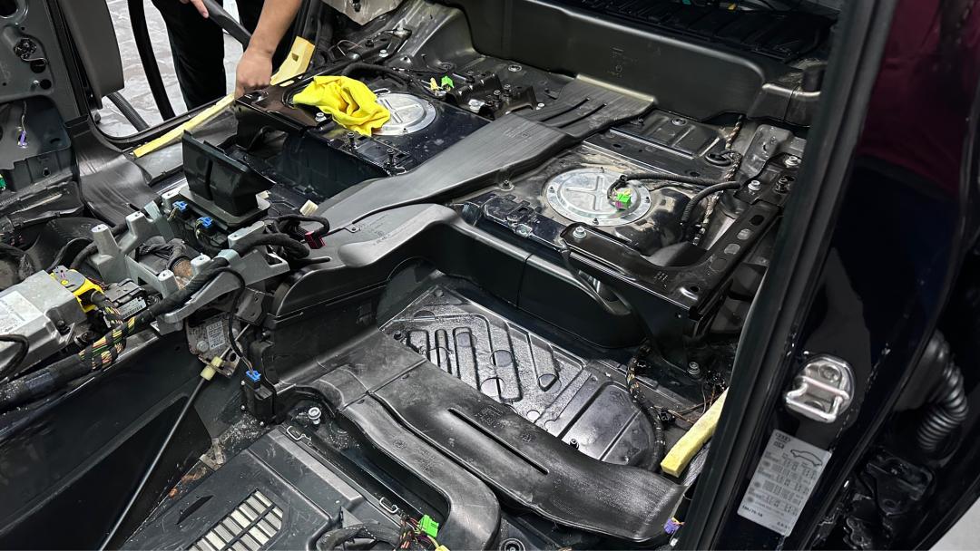 老款奥迪q74.2报废,奥迪q7新能源报废车