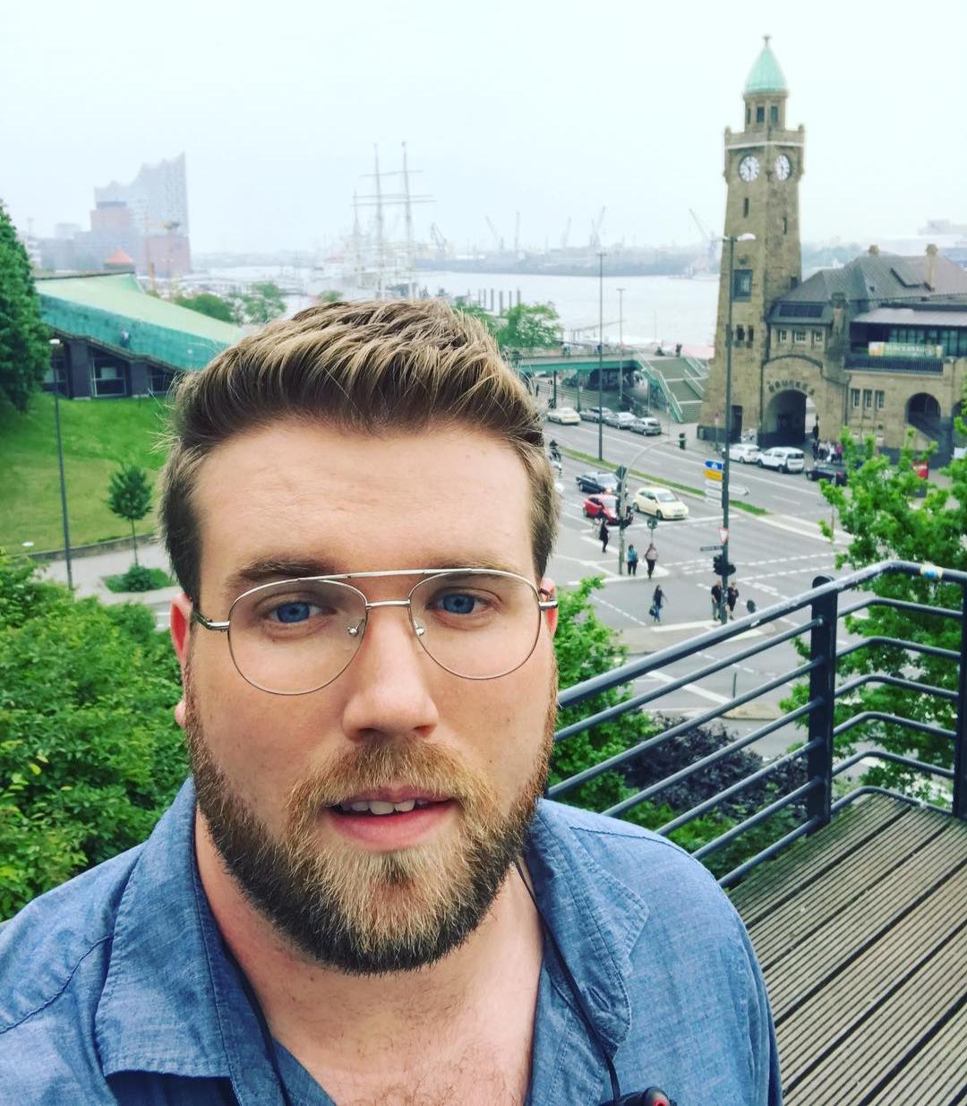 全球首席大码男模特为Rihanna内衣大秀走秀，展现傲人大肚腩