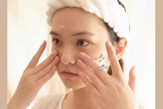 女人过了40岁护肤越简单越好！睡前坚持这4个习惯，延缓衰老