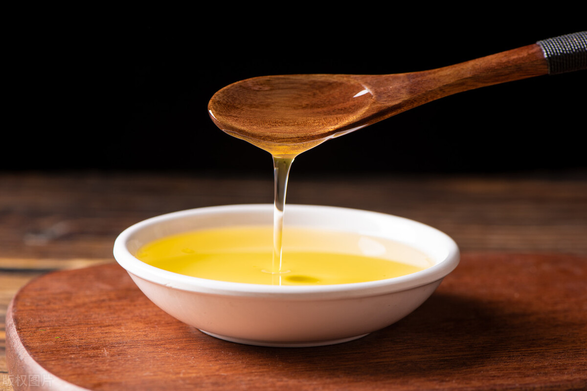 炸酱肉丝面条怎么做最好吃,芹菜炒肉炸酱面的做法