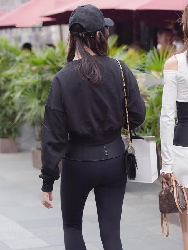 时尚优雅气质紧身裤穿搭漂亮至极,宽松短皮裤搭配气质