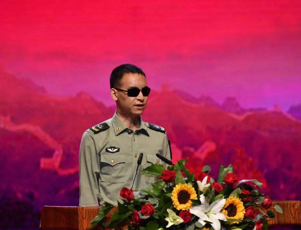 排雷战士杜富国荣获几等功,排雷英雄杜富国授勋荣誉称号仪式